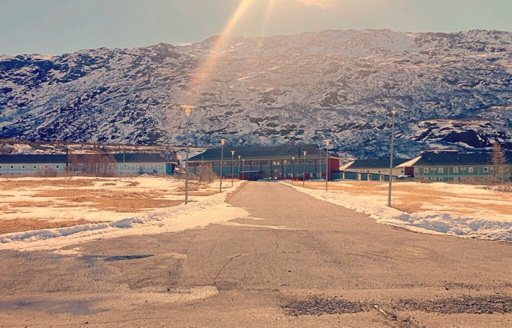 Vejen op mod Hotel Narsarsuaq med snedækkede fjelde i baggrunden.