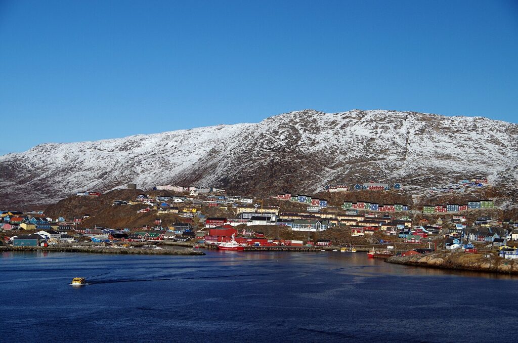 Snedækkede fjelde bag Qaqortoq