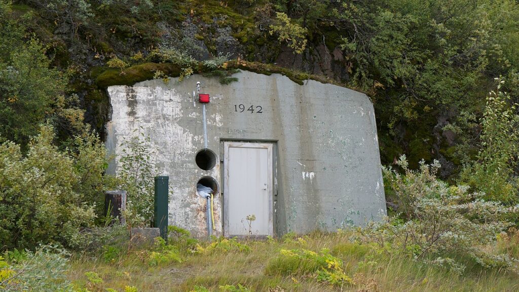 Betonbunker mellem træer