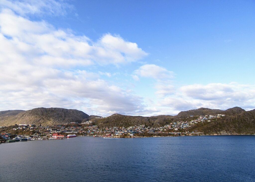 Qaqortoq set fra en båd