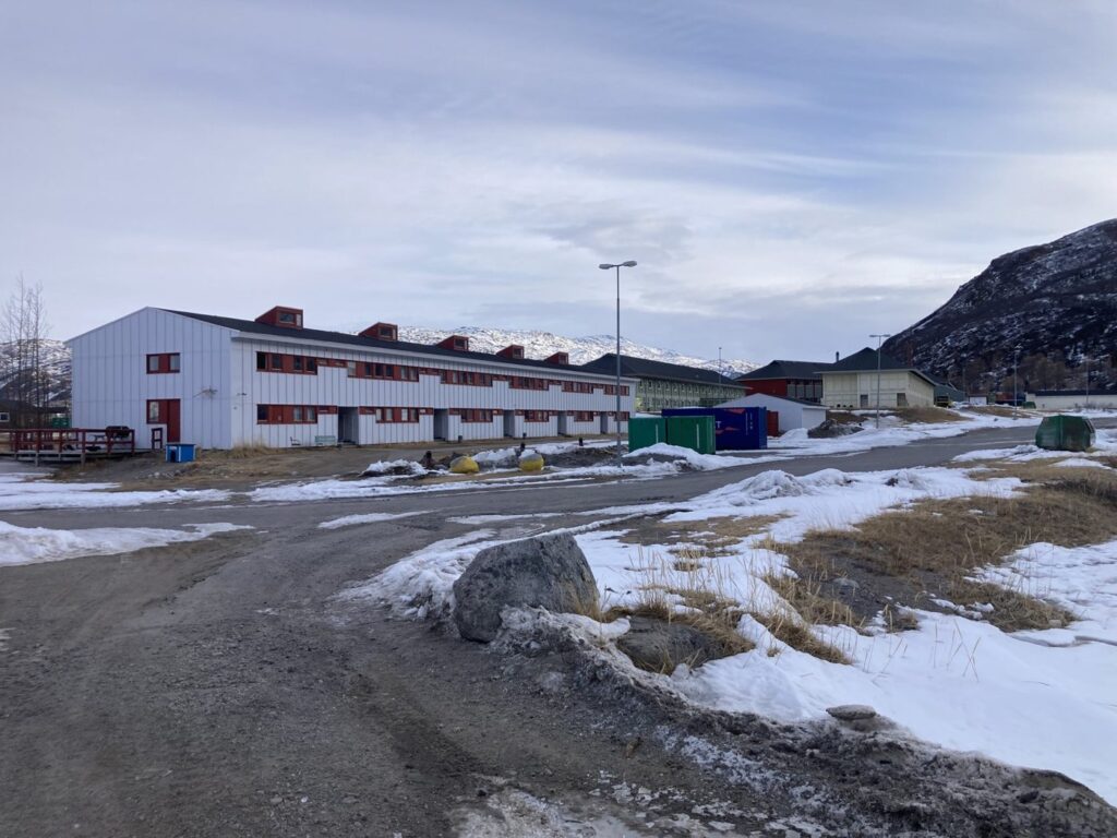 Træbygninger omkring en åben plads