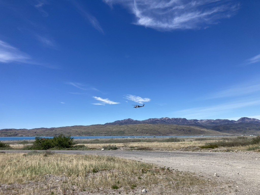 Helikopter over sletten i Narsarsuaq