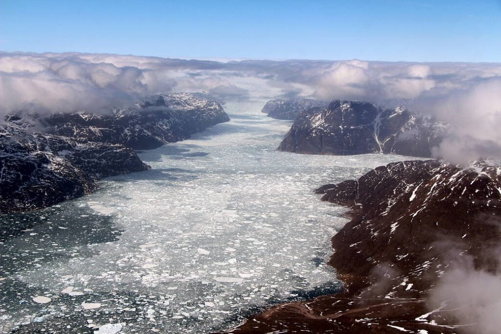 Fjord og fjelde i Sydgrønland set fra luften