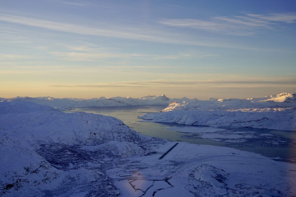Vinterudsigt over Narsarsuaqs lufthavn og fjord