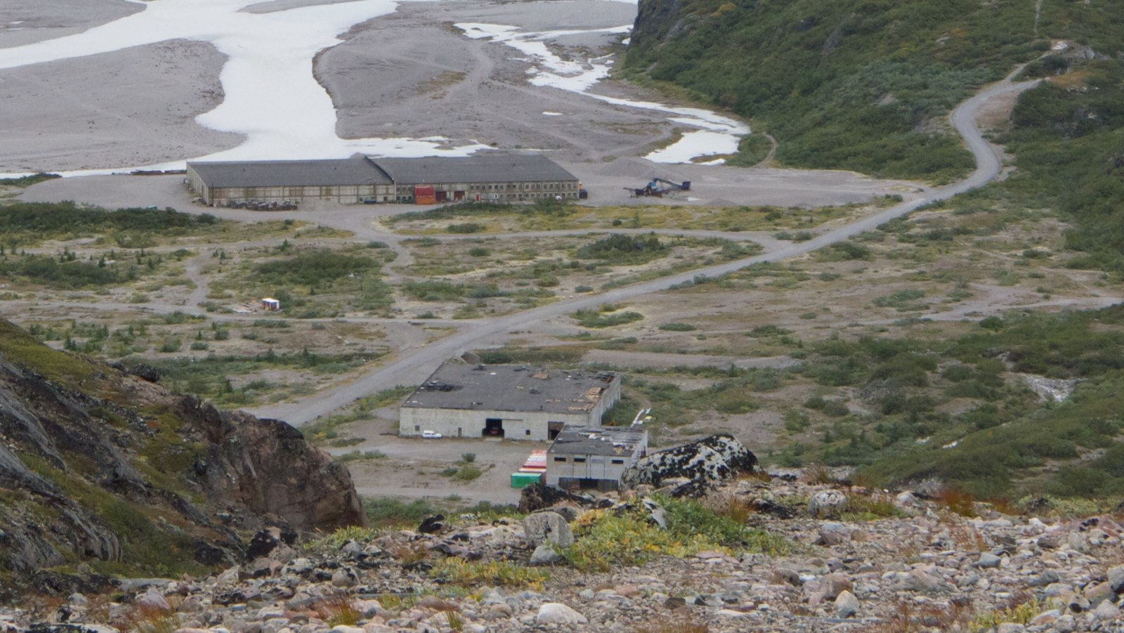 Ældre bygninger og tekniske arealer ved elven i Narsarsuaq
