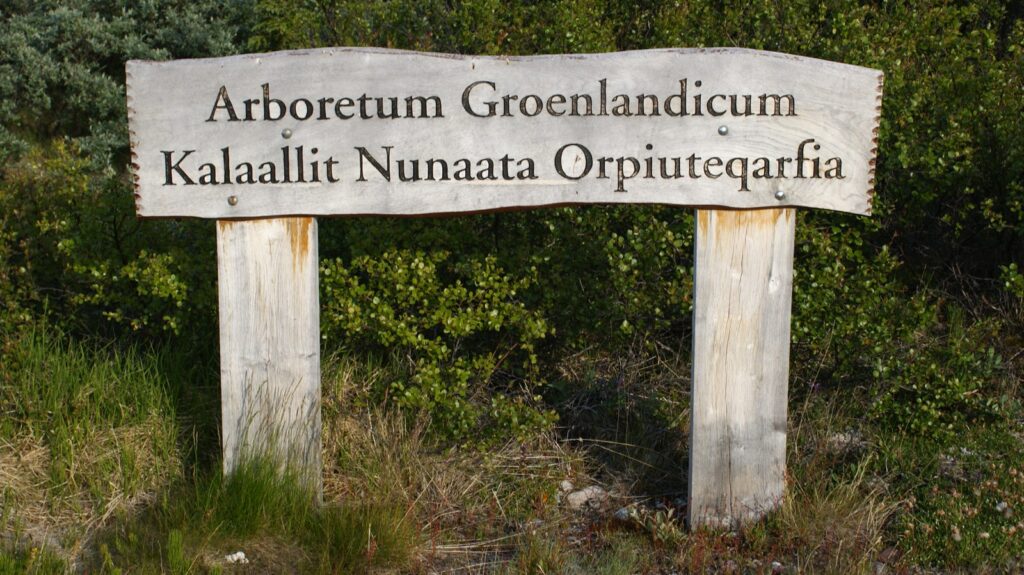 Skilt med navnene Arboretum Groenlandicum og Kalaallit Nunaata Orpiuteqarfia