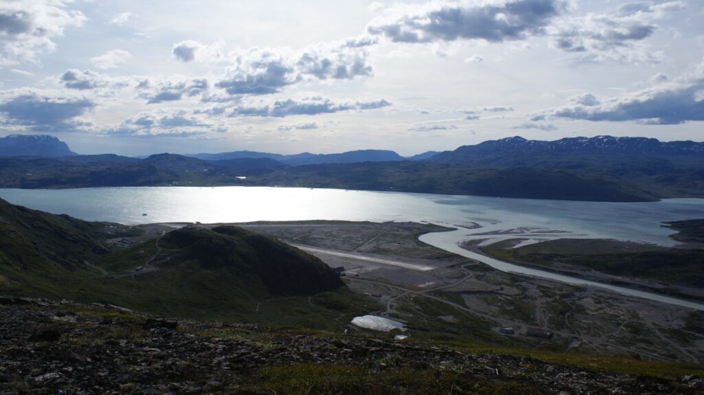 Udsigt fra Mellemlandet over Narsarsuaq, elven og Tunulliarfik-fjorden