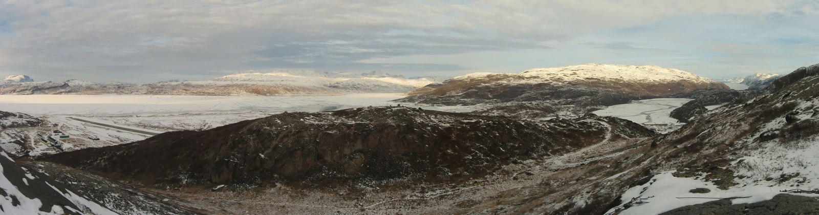 Snelandskab med Narsarsuaqs landingsbane og fjord